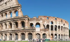 Das Kolosseum in Rom bei strahlend blauem Himmel. Wenige Touristen deuten auf die beste Reisezeit Rom wenig Touristen.