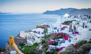 Santorini, Grecja. Czy do Grecji potrzebny jest paszport? Tak, jeśli nie jesteś obywatelem UE. Białe domy na klifie, błękitne morze.