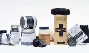Productos de higiene personal con carbón activo: jabones, pasta de dientes y tiritas. Descubre sus propiedades purificantes.