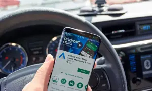 Sprawdzanie, jak sprawdzić, czy samochód ma Android Auto, zaczyna się od ekranu telefonu z aplikacją.