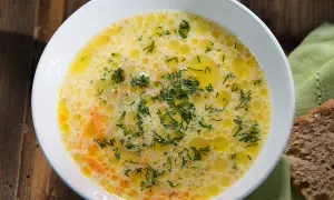 Zupa ogórkowa z ziemniakami: Przepis krok po kroku - Sekretny smak!