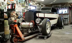 Svartvit hot rod i verkstad, redo för svenska hot rod byggare att fortsätta sitt arbete.