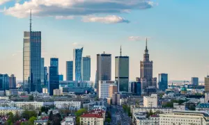 Warszawski krajobraz miejski z dominującymi wieżowcami, w tym imponującą **wysokość**ą hotelu Marriott.