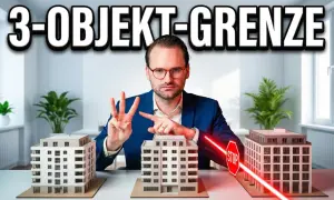 Mann zeigt drei Gebäude-Modelle. Er erklärt die 3-Objekt-Grenze und wie man den wohnungsverkauf steuerfrei gestalten kann.