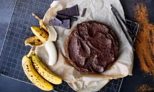 En saftig banankaka med chokladfrosting, bananer, chokladbitar och vaniljstänger. Perfekt för fikat!