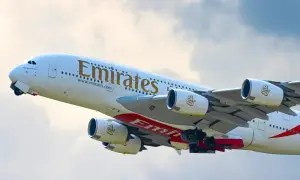 Samolot Emirates wzbija się w powietrze. Zastanawiasz się, ile trwa lot do Dubaju?