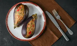 Melanzane ripiene al forno velocissime, un piatto gustoso e pronto in poco tempo.