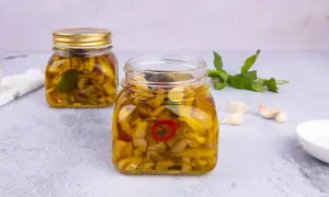 Melanzane sott'olio ricetta pugliese: vasetti pieni di sapore, con aglio e peperoncino.