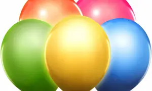 Pięć kolorowych, błyszczących balonów: pomarańczowy, zielony, żółty, różowy i niebieski. Te balony neonowe wyglądają jak tęcza.
