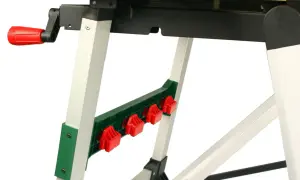 Stół roboczy Bosch PWB 600 z czerwonym pokrętłem i zielonym uchwytem na narzędzia.