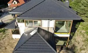 Nowy dom z ciemną dachówką ceramiczną. Sprawdź, jaka jest dachówka ceramiczna cena za m2.