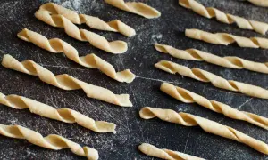 Sagne ritorte fatte in casa, pronte per essere cucinate. La pasta fresca, con la sua forma attorcigliata, cattura il sugo.