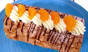 En läcker Budapestrulle med mandel, choklad och apelsin. Perfekt för ett fika!