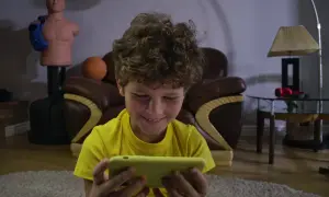 Chłopiec zafascynowany telefonem. Jak odzwyczaić dziecko od telefonu? Może czas na wspólną grę planszową?