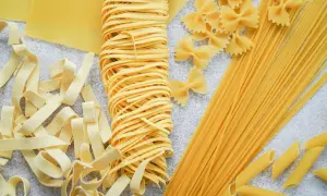 Różne rodzaje makaronu: tagliatelle, farfalle, spaghetti, penne i płaty lasagne. Pyszne węglowodany na obiad.