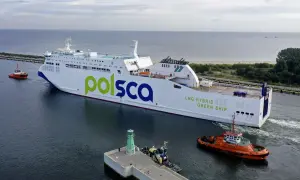 Nowy, ekologiczny prom LNG "Morska Polska" manewruje z pomocą holowników. Ten nowoczesny statek, należący do polskiego armatora, wypływa na wody Bałtyku.