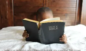 Dziecko czyta Biblię, rozważając słowa z Psalmu 135.