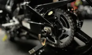 Czyszczenie łańcucha motocykla: czym czyścić, czego unikać?