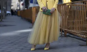 Żółta szmizjerka i tiulowa spódnica. Idealne buty do szmizjerki? Te żółte czółenka z siateczką!