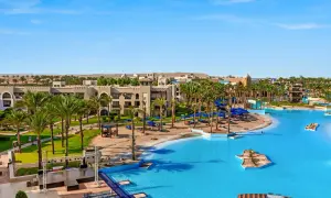 Luksusowy resort w Port Ghalib z basenami, palmami i budynkami hotelowymi.