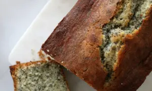 Un délicieux cake citron pavot, doré et moelleux, avec une tranche coupée. Parfait pour le goûter.