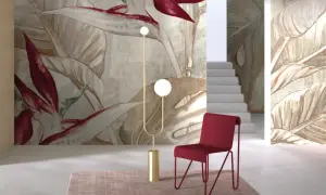Egzotyczne, drogie tapety z motywem liści i kwiatów tworzą luksusową atmosferę. Czerwone krzesło i złota lampa dodają elegancji.