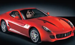 Czerwone Ferrari 599 z beżowym wnętrzem, sportowymi fotelami i felgami w kształcie gwiazdy.
