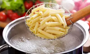 Penne prosto z garnka, idealnie ugotowane makaron al dente, gotowe do sosu.
