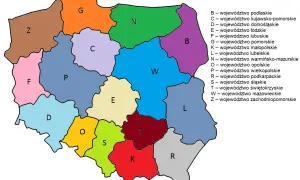 Mapa Polski z zaznaczonymi województwami i ich literowymi oznaczeniami, które odpowiadają tablice rejestracyjne województwa.