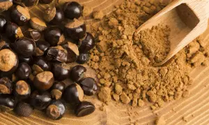 Guarana w ziarnach i proszku, gotowa do zaparzenia. Poznaj sekret naturalnej energii!