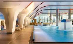 Nowoczesny basen z hydromasażem i atrakcjami wodnymi. Sprawdź radisson blu resort świnoujście ceny i zarezerwuj pobyt.