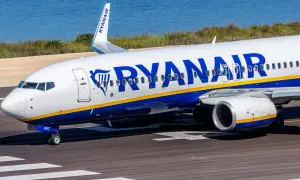 Samolot Ryanair, irlandzkie linie lotnicze, kołuje po pasie startowym.