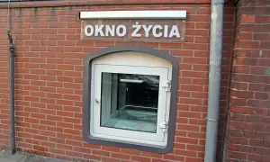 Okno życia, gdzie nadzieja czeka na nowe początki. To miejsce, które inspiruje do tworzenia memów o ratowaniu życia.