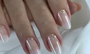 Eleganckie baby boomer nails z subtelnym brokatem. Delikatny ombre i połyskujące zdobienie.