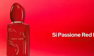 Czerwona butelka perfum Giorgio Armani Si Passione Red Musk na tle gradientu czerwieni.