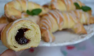 Krucho drożdżowe rogaliki z nadzieniem, polane lukrem, ozdobione miętą. Idealne na deser.
