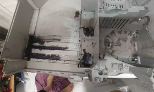 Wnętrze pralki Electrolux z błędem E20, widoczne resztki prania i brud.