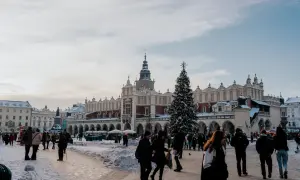 Zimowy Rynek Główny w Krakowie z choinką i ludźmi. Idealne miejsce na darmowe wydarzenia w Krakowie.