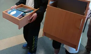Dzień bez plecaka w szkole. Uczniowie niosą swoje rzeczy w szufladach i szafkach zamiast w plecakach.