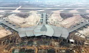 Budowa jednego z nowych lotnisk w Wietnamie. Futurystyczny terminal w kształcie kwiatu lotosu i pasy startowe w tle.