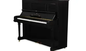 Czarny fortepian pionowy Steinway & Sons. Różnica między pianinem a fortepianem jest widoczna w budowie i rozmiarze.