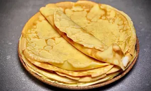 Pile de crêpes dorées et moelleuses, parfaites pour une recette facile.