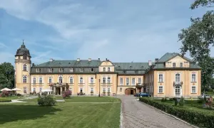 Imponujący pałac w Żelaźnie z wieżą i rozległym ogrodem.