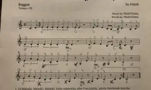 Fragment partytury z zapisanymi nutami, akordami i palcowaniem, z tytułem "Oj, Maluśki, Maluśki".