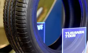 Nära bild på ett Bridgestone Turanza T005-däck, redo för test.
