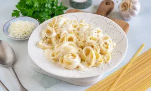 Cremige Pasta Alfredo, ein einfaches Rezept für ein köstliches Gericht. Mit Parmesan, Petersilie und Knoblauch.