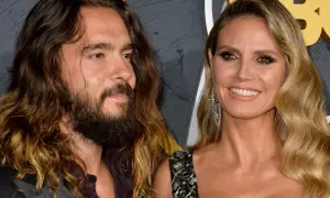 Heidi Klum i Tom Kaulitz uśmiechają się do obiektywu.