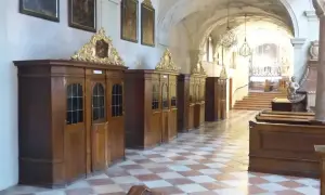 Rzędy konfesjonałów w kościele. Kiedy spowiedź generalna jest nieważna, te drewniane budki mogą stać puste.