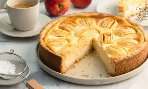 Ein köstlicher Apfel Quark Kuchen mit einer cremigen Füllung und saftigen Apfelscheiben, bereit zum Genießen.