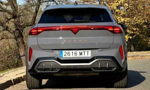 Szare Cupra Terramar z charakterystycznym pasem świateł LED. Wymiary tego SUV-a robią wrażenie.